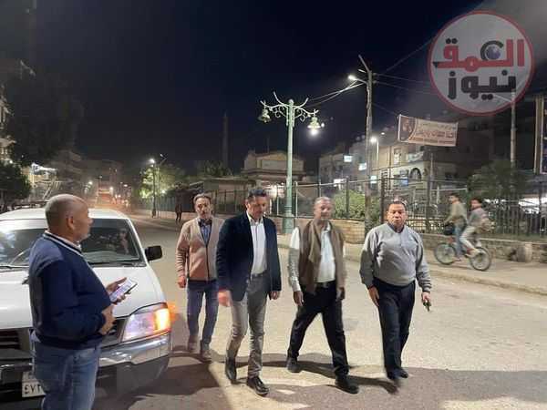 رئيس المركز .يقودحمله مكبرة لفصل التيار الكهربائي عن الإدارات والوحدات المحلية بعد انتهاء مواعيد العمل الرسمية