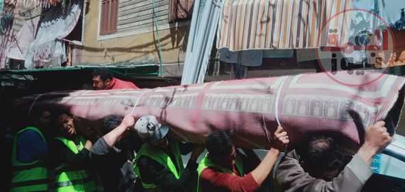 سلام ومحبة... قبطى يفرش مسجد العزيز الهادي بالاسكندرية تذامنا مع شهر رمضان.