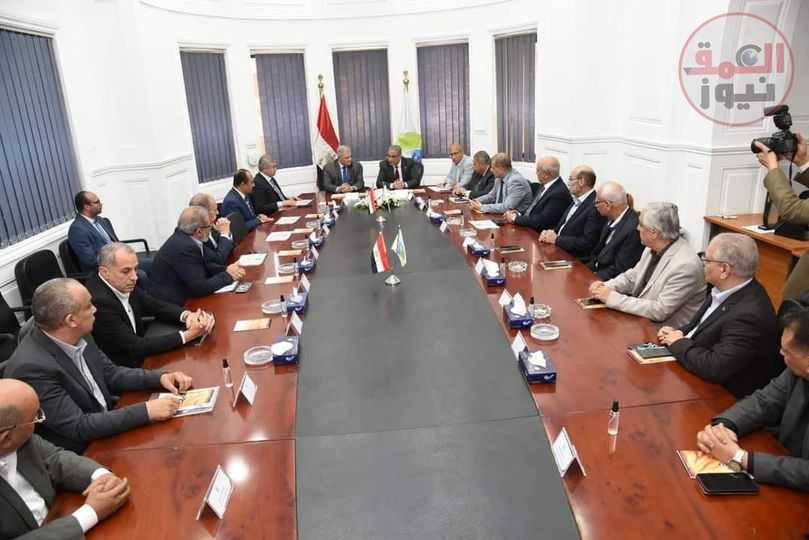 محافظ الفيوم ورئيسا القابضة للمياه والتنمية الصناعية يشهدون مراسم توقيع عقد إعادة تأهيل ورفع كفاءة محطة معالجة الصرف الصحى بكوم أوشيم