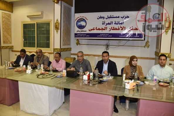 محافظ الفيوم يشارك عمال النظافة إفطارهم الجماعي