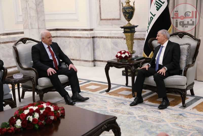 رئيس الجمهورية العراقية يعقد جلسة مباحثات مع وزير الداخلية الفلسطيني