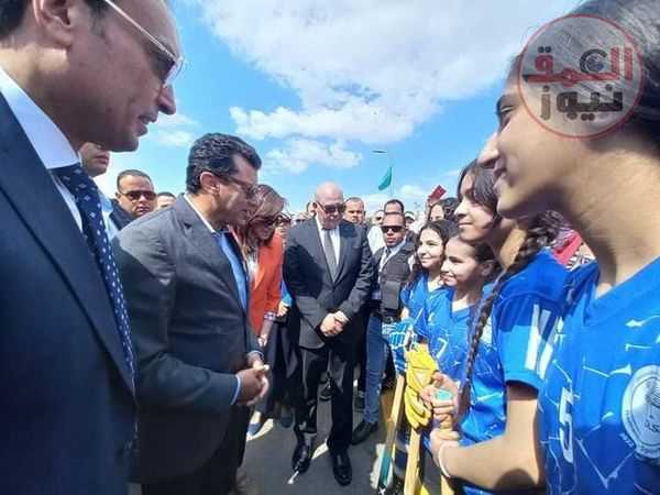 وزير الشباب والرياضة ونائب محافظ البحيرة يفتتحان الملعب القانوني بنادي العاب دمنهور