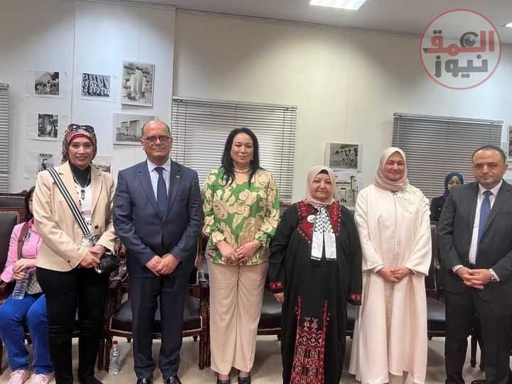 خنساء فلسطين "أم ناصر حميد" تُقلد وسام المرأة المثالية في مهرجان الأم المثالية بالأقصر