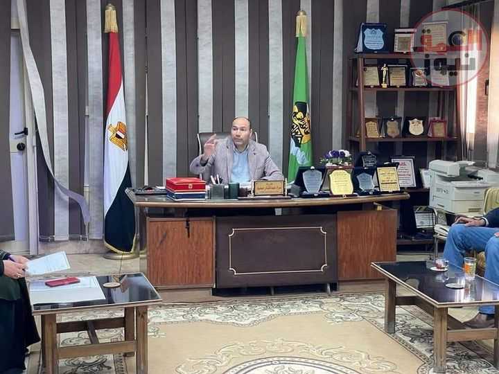 رئيس مركز ابشواي يستقبل الأهالي خلال فاعليات الاجتماع الإسبوعي لخدمة المواطنين