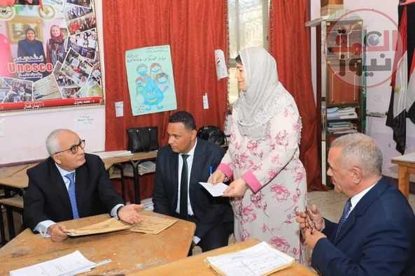 التربية والتعليم يزور محافظة الدقهلية لمتابعة انضباط سير امتحانات الشهادة الإعدادية..ويتفقد عددًا من اللجان بالمدارس تقرير : ياسمـين يسـري بعد ماحدث في الاختبار الملغي وهذا حدث ازعج الكثير من اولياء الامور والطلبه والساده المدرسين حجازي يتفقد احوال اللجان بالدقهلية الوزارة اتخذت الاجراءات التي تضمن انضباط سير الامتحانات والحفاظ على حقوق الطلاب وتحقيق العدالة وتكافؤ الفرص عدم التهاون مع أي حالات غش يتم رصدها واتخاذ كافة الإجراءات القانونية حيالها السبت ٢٠ مايو ٢٠٢٣ قام الدكتور رضا حجازى وزير التربية والتعليم الفنى، اليوم السبت، بزيارة إلى محافظة الدقهلية؛ لمتابعة سير امتحانات الشهادة الإعدادية بالمحافظة. وقد رافق الوزير خلال الزيارة الدكتور أيمن مختار محافظ الدقهلية، وناصر شعبان مدير مديرية التربية والتعليم بالمحافظة، وهشام جعفر مدير عام الشئون القانونية بالوزارة، ووائل شعراوى مدير عام التوجيه المالى والإداري، ولجنة من الشؤون القانونية والتوجيه المالي والإداري بالوزارة. وتفقد الوزير سير امتحانات الشهادة الإعدادية في مدرسة شجرة الدر الإعدادية بنات التابعة لإدارة غرب المنصورة التعليمية، حيث تؤدي الطالبات امتحان مادة الدراسات الاجتماعية، واطمأن الوزير على مستوى الامتحان، مؤكدًا أن حرص الوزارة على انضباط سير العملية التعليمية يستهدف في الأساس صالح الطلاب، وأن كافة القرارات والإجراءات التي اتخذتها الوزارة خاصة بالنسبة لسير الامتحانات تؤكد على ضرورة تهيئة المناخ الملائم للطلاب لأداء الامتحانات وتحقيق العدالة وتكافؤ الفرص. كما تفقد الوزير عددا من اللجان داخل المدرسة، حيث تأكد من كتابة بيانات الطلاب بطريقة صحيحة، وبطاقة مراجعة البيانات، وتوقيع المراقبين عليها، كما اطلع أيضا على أعداد الغياب والحضور الفعلى للطلاب داخل اللجنة، وهوية الطلاب وأرقام الجلوس الخاصة بهم. كما تفقد الوزير والمحافظ الكنترول داخل المدرسة، واطلع الوزير على محضر فتح أوراق الأسئلة، والتأكد من توقيت فتحها، كما تأكد من ختم الإدارة على أوراق الأسئلة، واستمارات الغياب، كما اطلع الوزير على أعداد غياب الملاحظين، فضلًا عن التأكد من هوية العاملين بالكنترول، حفاظًا على أعمال الكنترول والسرية. كما تأكد الوزير داخل كنترول المدرسة من عدد اللجان داخل المدرسة، وعدد الأوراق داخل الأظرف، حتى يتم تسليمها داخل اللجنة، وتوزيعها على الطلاب بما لا يسمح للتداول أو الغش. وشدد الوزير على عدم التهاون مع أي حالات غش يتم رصدها واتخاذ كافة الإجراءات القانونية حيالها. وتوجه الوزير والمحافظ، عقب ذلك، إلى متابعة لجنة مدرسة الدكتور أحمد زويل الاعدادية بنات التابعة لإدارة شرق المنصورة التعليمية، وتأكد الوزير من فتح أظرف الاسئلة فى موعدها، ومحضر تسليم الأسئلة والتوقيع عليه، كما تفقد عددا من لجان المدرسة، واطمأن على مستوى الامتحان. كما قام الدكتور رضا حجازي أيضا بزيارة مدرسة العلم والإيمان الابتدائية التابعة لإدارة غرب المنصورة التعليمية، حيث تفقد عددا من اللجان داخل المدرسة واطمأن على سلامة الإجراءات والتعليمات الخاصة بالعملية الامتحانية، كما تفقد كنترول المدرسة، والتأكد من توقيت فتح مظاريف الأسئلة والتوقيع على محضر فتح الأسئلة