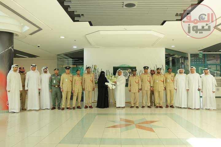 " ضاحي خلفان " يتلقى مجسما تذكاريا بمناسبة ذكري تأسيس قوة شرطة دبي