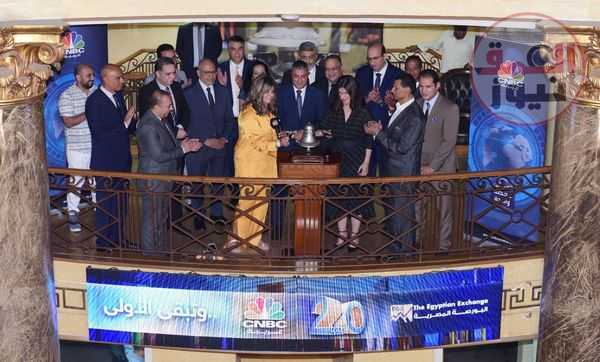 احتفالا بمرور عشرين عاما على انطلاقها... قناة CNBC عربية تفتتح جلسة التداول بالبورصة المصرية