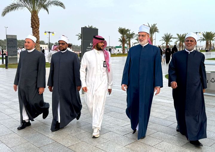 "وكيل الأزهر الشريف" يزور مسجد قباء وعدد من المعالم التاريخية بالمدينة المنورة