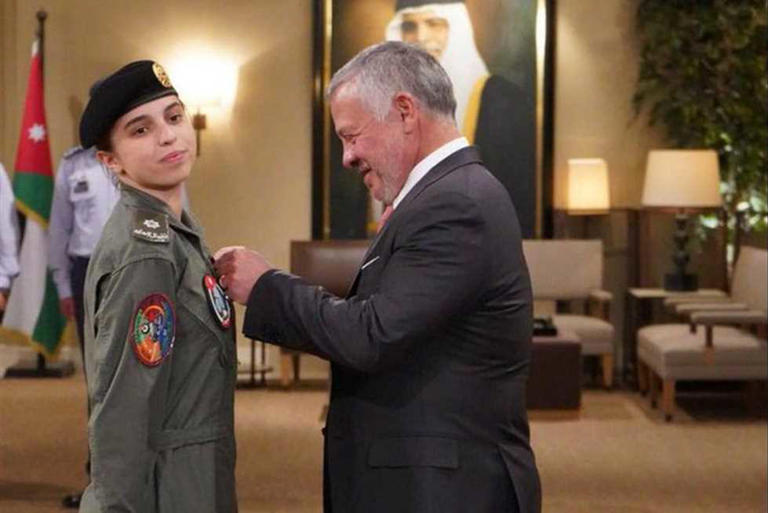 في الساعات الأخيرة، تداول مستخدمو منصة «إكس»، صورة لتكريم العاهل الأردني الملك عبدالله الثاني لابنته الأميرة سلمى، وزعم ناشرو الصورة أن هذا التكريم «بسبب الدور المهم الذي لعبته الأميرة سلمى في اعتراض الصواريخ الإيرانية التي أطلقت نحو إسرائيل»، وأثارت هذه الصورة جدلاً واسعاً على منصات التواصل الاجتماعي. فريق تدقيق المعلومات بـ«المصري اليوم»، رصد 7 حسابات نشرت هذه الصورة مرفقة بالتوضيح السابق، فحققت 150 ألف مشاهدة، فيما بلغ حجم التفاعل عليها 2281 إعجاب و1033 تعليق و379 مشاركة. ولكن ما حقيقة هذه الصورة المتداولة للأميرة سلمى؟ تحقق فريق «تدقيق المعلومات» من هذا الخبر والصورة المتداولة، وتبين أنها غير صحيحة ومضللة. بدايةً، قمنا بالبحث العكسي عن هذه الصورة، ما أرشدنا إلى أنها تعود إلى يوم 8 يناير من عام 2020، ولا تمت للأحداث الجارية بصلة. حيث كان تقليد الملك عبدالله الثاني ملك الأردن للأميرة سلمى جناح الطيران، بعد اجتيازها دورة الطيران ومتطلبات الحصول عليه، وإتمامها ساعات الطيران الأكاديمي والعملي، وبذلك تصبح أول فتاة أردنية استطاعت اجتياز مرحلة التدريب الأساسي كطيار على طائرات الجناح الثابت. كان هذا التقليد بحضور زوجة الملك عبدالله، الملكة رانيا العبدالله، والأمير الحسين بن عبدالله الثاني، ولي العهد، وكان في قصر الحسينية. يُذكر أن الملكة رانيا كانت نشرت هذه الصورة على حسابها الرسمي منصة «إنستجرام»، وكتبت: «جلالة الملك عبدالله الثاني، القائد الأعلى للقوات المسلحة، يقلد بحضور جلالة الملكة رانيا العبدالله وسمو الأمير الحسين بن عبدالله الثاني ولي العهد، سمو الأميرة سلمى بنت عبدالله الثاني، جناح الطيران بعد اجتيازها دورة الطيران ومتطلبات الحصول عليه».