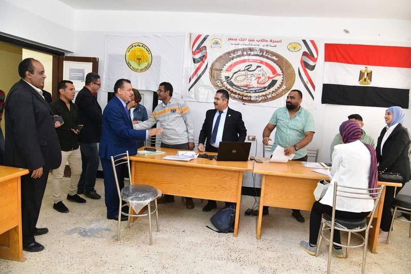 رئيس جامعة الوادى الجديد يتابع فتح باب الترشح وسحب وتقديم الاستمارات للانتخابات الطلابية