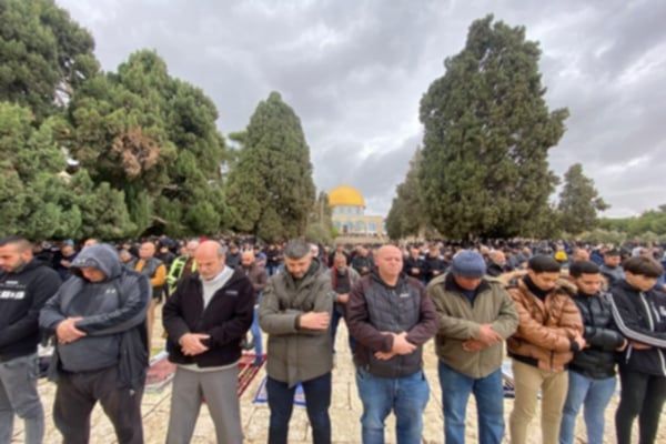 توافد المصلين إلى المسجد الأقصى رغم برودة الطقس