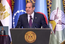 أعرب الرئيس عبدالفتاح السيسي عن خالص تعازيه في وفاة البابا فرنسيس، بابا الفاتيكان، مشيدا بمسيرته الحافلة بالإنسانية «الرائعة». وجاءت تصريحات الرئيس السيسي، في كلمة ألقاها خلال حفل تخرج الدورة التدريبية الثانية لوزارة الأوقاف بالأكاديمية العسكرية. قال الرئيس عبدالفتاح السيسي، إنه لن ينسى في هذه المناسبة أن يقدم التعازي في وفاة بابا الفاتيكان، واصفا إياه بالشخصية العظيمة، فضلا عن إسهامه «الرائع جدا جدا في الإنسانية»، مضيفا كل التعازي في بابا الفاتيكان. واليوم الثلاثاء، أعلن الفاتيكان، عن موعد إقامة جنازة البابا فرنسيس، موضحا أنها ستُقام يوم السبت المقبل، في الساعة 10 صباحًا بالتوقيت المحلي، بحسب ما نقلته شبكة الـ«CNN» الأمريكية. وبحسب الشبكة الأمريكية، سيتم نقل نعش البابا فرنسيس إلى كاتدرائية القديس بطرس، غدا الأربعاء، في الساعة 9 صباحًا بالتوقيت المحلي. وأمس الإثنين أعلن الفاتيكان وفاة البابا فرانشيسكو، أول زعيم من أمريكا اللاتينية للكنيسة الكاثوليكية، عن عمر ناهز 88 عاما، بعد تدهور حالته الصحية منذ 18 فبراير.