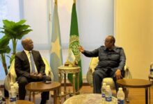 سفير الصومال لدى مصر يستقبل عمدة مدينة مقديشو بالقاهرة